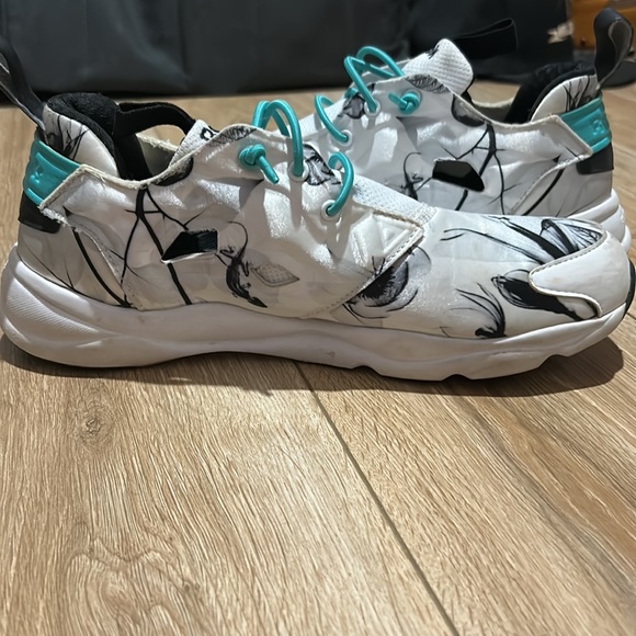 Reebok floral 3D Ultralite shoes. Only worn a handful of times. Size women’s 7 - Picture 2 of 5